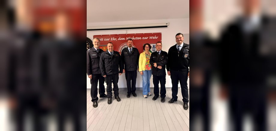 V. l. n. r. Wehrleiter Markus Brenner, Stellv. Wehrleiter Sascha Velten, ehemaliger Wehrführer Timo Gandre, Bürgermeisterin Gabriele Greis, Wehrführer Tim Hild, Stellv. Wehrführer Karsten Müller.