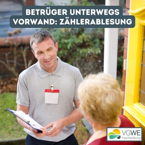 Ein Monteur steht vor einer Frau an der Haustür