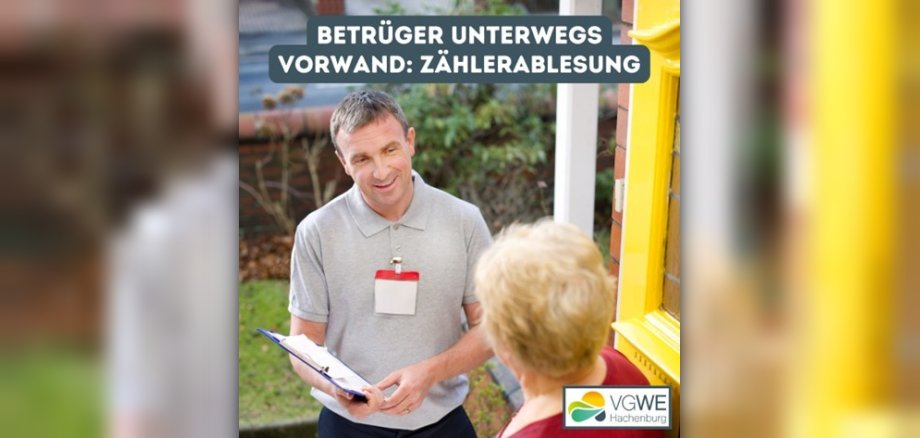 Ein Monteur steht vor einer Frau an der Haustür