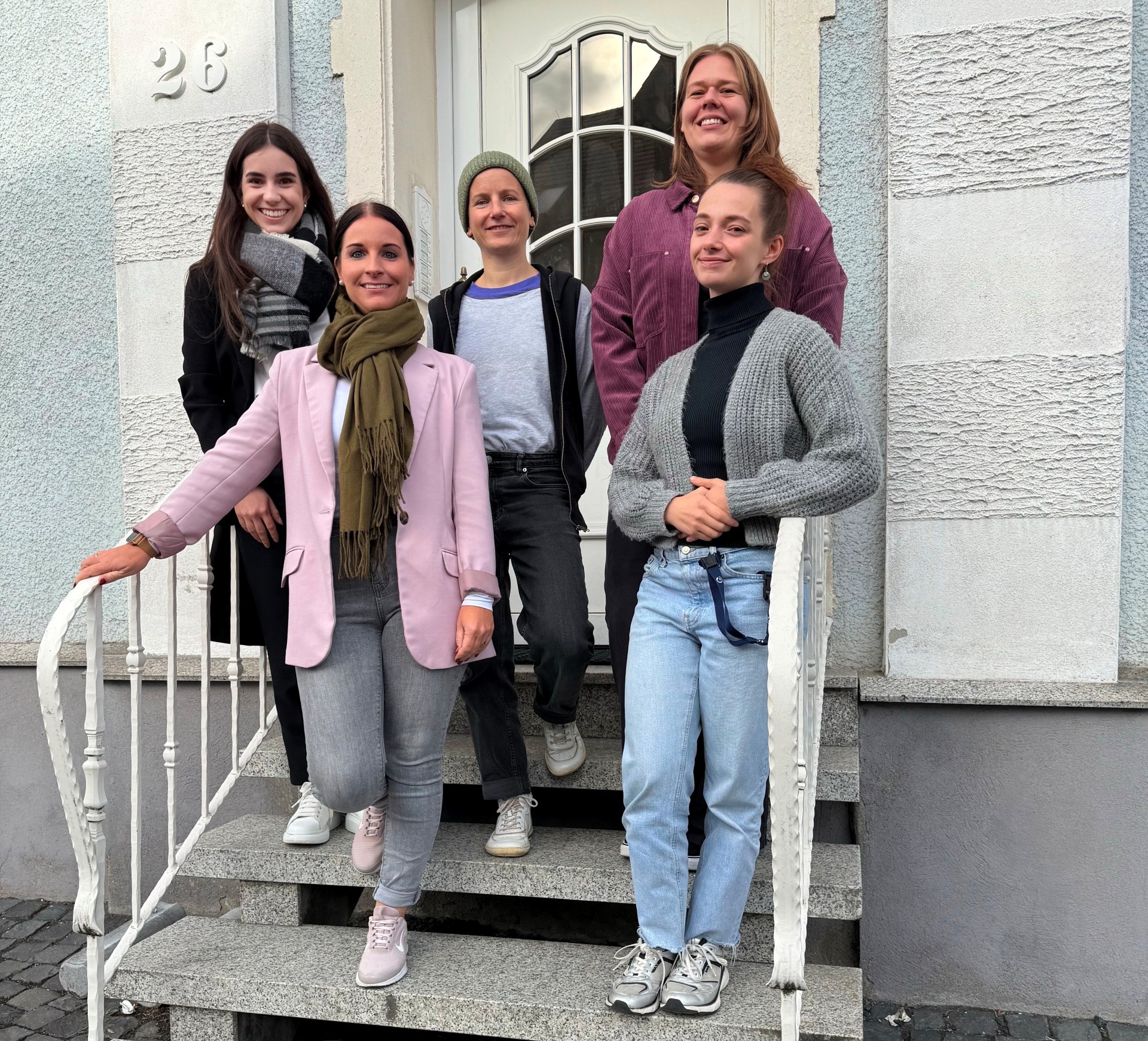 Alice Basar, Gleichstellungsbeauftragte der Verbandsgemeindeverwaltung Hachenburg, und ihre Stellvertreterin Michelle Gastall bei einem Besuch in der Beratungsstelle des Autonomen Frauenhauses Westerwald in Hachenburg
