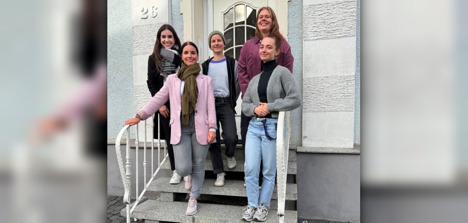Alice Basar, Gleichstellungsbeauftragte der Verbandsgemeindeverwaltung Hachenburg, und ihre Stellvertreterin Michelle Gastall bei einem Besuch in der Beratungsstelle des Autonomen Frauenhauses Westerwald in Hachenburg