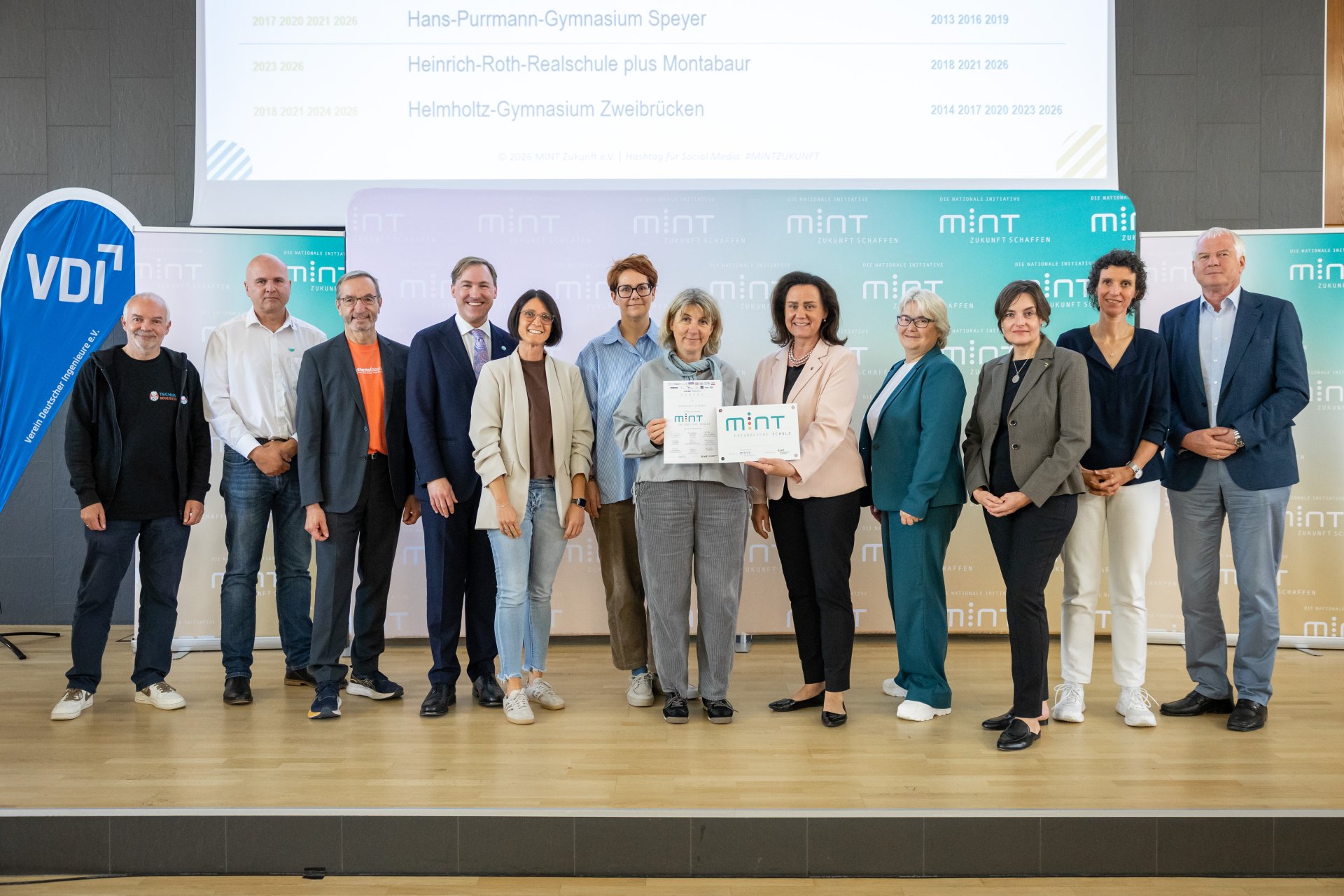 Feierlichen Veranstaltung in der Akademie der Wissenschaften und der Literatur in Mainz mit Schulleiterin Sandra Hummer und Kollegin Katja Müller und Bildungsministerin Dr. Ute Eiling-Hütig 