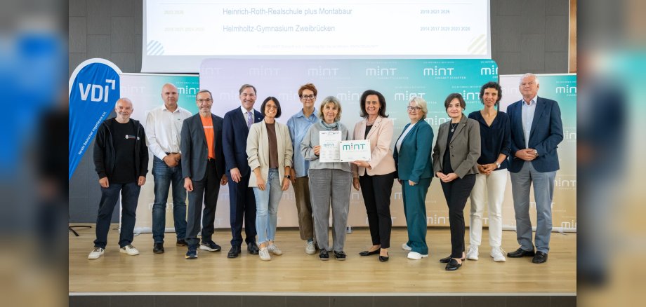 Feierlichen Veranstaltung in der Akademie der Wissenschaften und der Literatur in Mainz mit Schulleiterin Sandra Hummer und Kollegin Katja Müller und Bildungsministerin Dr. Ute Eiling-Hütig