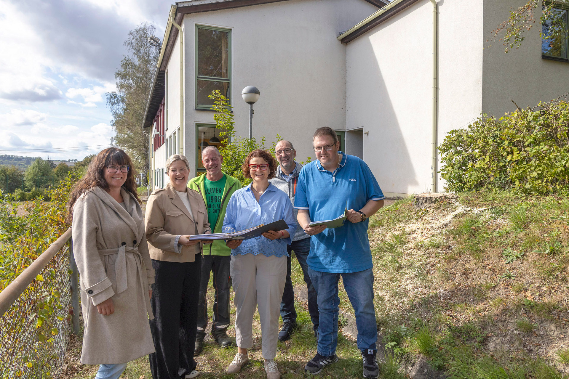 Vor der Nauberghalle in Nister, Ortsbürgermeister Florian Nitschke und Bürgermeisterin Gabriele Greis