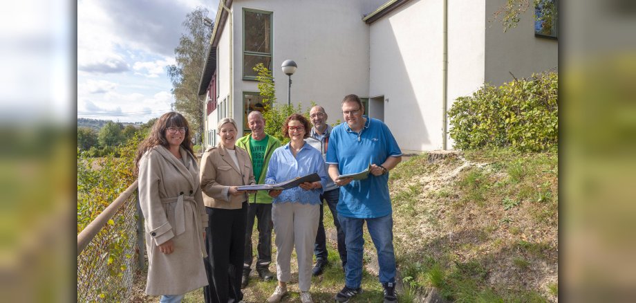 Vor der Nauberghalle in Nister, Ortsbürgermeister Florian Nitschke und Bürgermeisterin Gabriele Greis