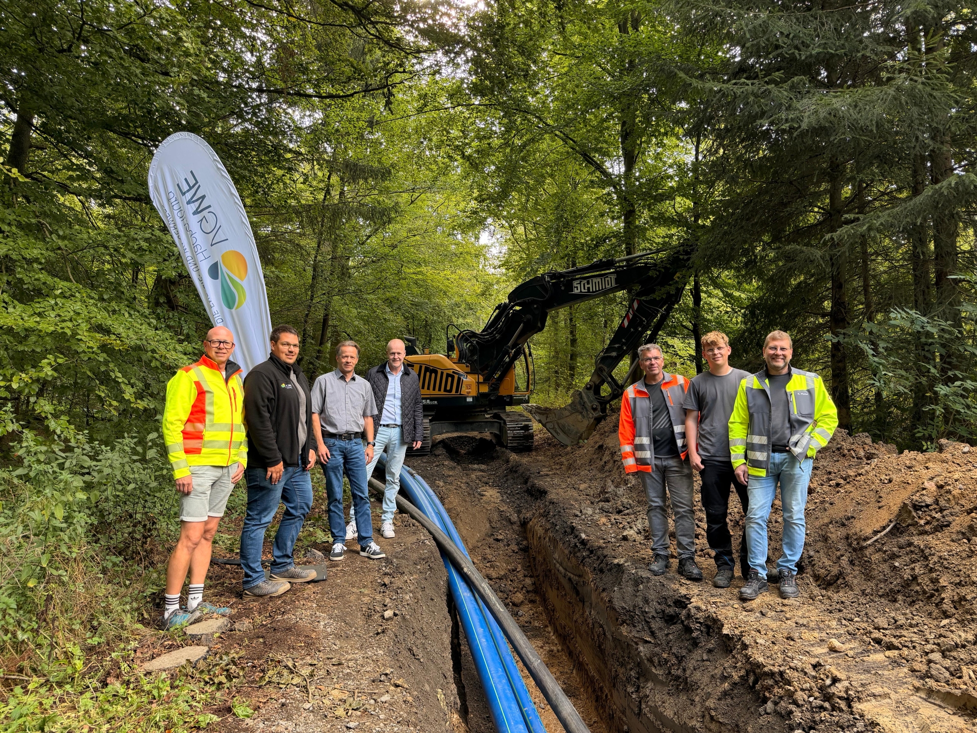 Gruppenbild zwischen dem Hochbehälter Streithausen und der Einbindestelle Waldweg