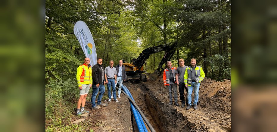 Gruppenbild zwischen dem Hochbehälter Streithausen und der Einbindestelle Waldweg