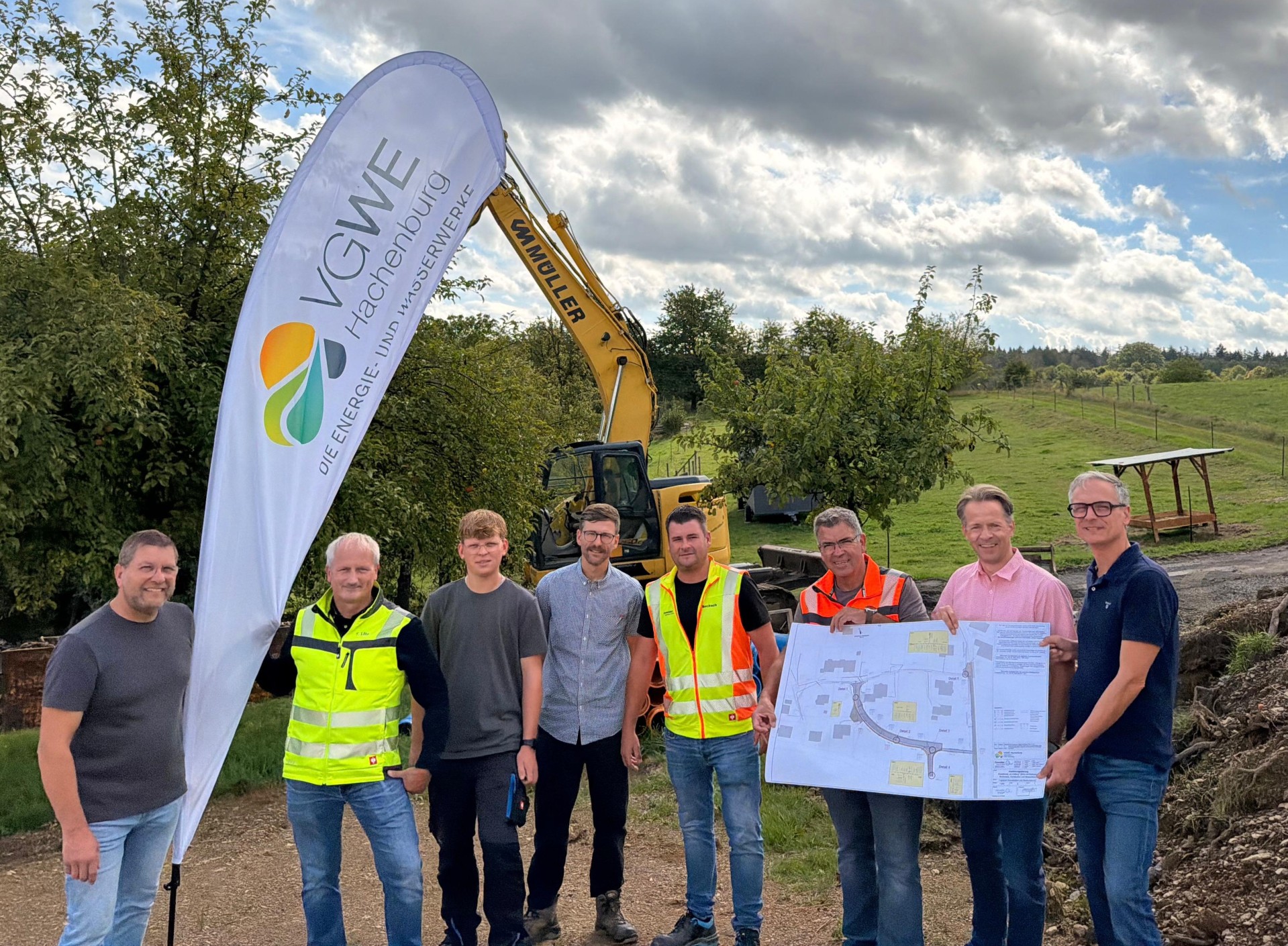 Mitarbeiter der Verbandsgemeinde Hachenburg stehen vor der Baustelle im Hofberg in Streithausen