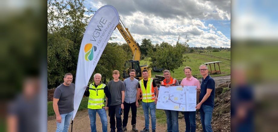 Mitarbeiter der Verbandsgemeinde Hachenburg stehen vor der Baustelle im Hofberg in Streithausen