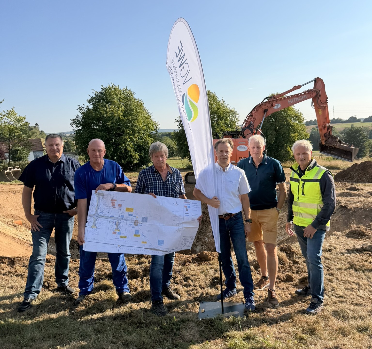 Erster Beigeordneter Marco Dörner und Ortsbürgermeister Matthias Becker gemeinsam mit Tiefbautechniker Peter Kreidt, dem stellvertretenden Technischen Werkleiter Torsten Löhr sowie Reiner Strüder, Bauleiter, und Dirk Langner, Vorarbeiter der ausführenden Firma BMV