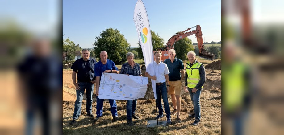 Erster Beigeordneter Marco Dörner und Ortsbürgermeister Matthias Becker gemeinsam mit Tiefbautechniker Peter Kreidt, dem stellvertretenden Technischen Werkleiter Torsten Löhr sowie Reiner Strüder, Bauleiter, und Dirk Langner, Vorarbeiter der ausführenden Firma BMV