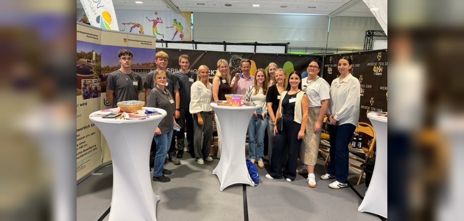 Auszubildende und Mitarbeiter der Verbandsgemeinde Hachenburg an ihrem Stand auf der Berufsinformationsbörse