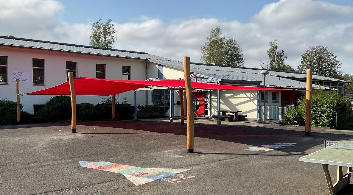 Ein Sonnensegel auf einem Schulhof