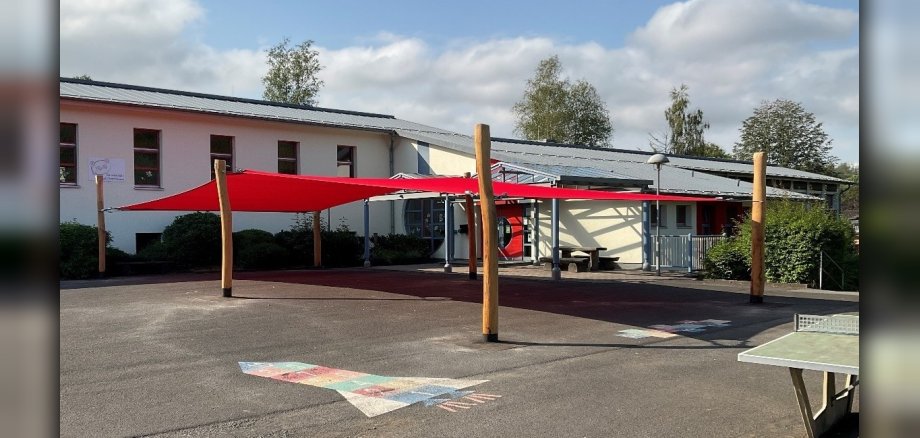 Ein Sonnensegel auf einem Schulhof