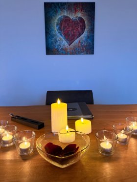 Kerzen auf Tisch