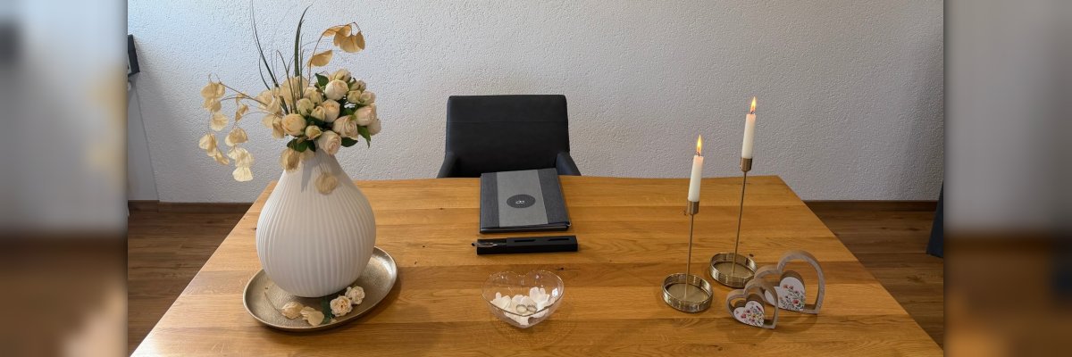 Geschmückter Tisch im Standesamt