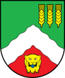Gespalten durch einen silbernen Wellensparren bis zum Schildhaupt von Grün und Rot. Oben links drei goldene Ähren. Unten ein goldener Leopardenkopf.