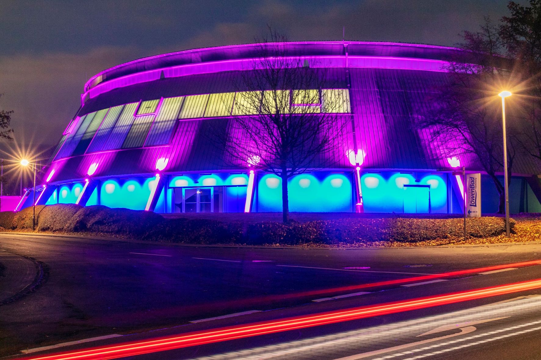 Beleuchtete Rundsporthalle