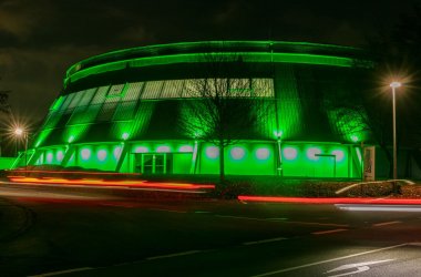 Beleuchtete Rundsporthalle